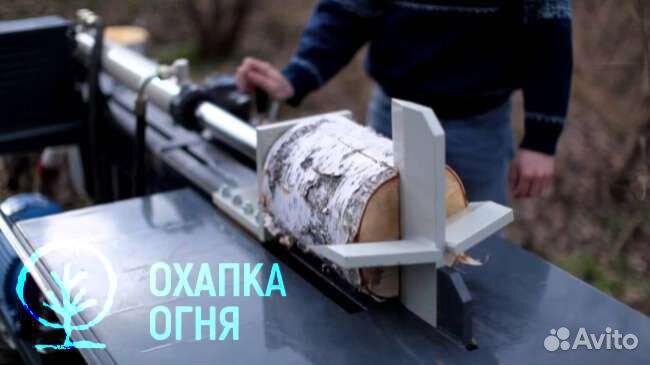 Кольщик дров на станке