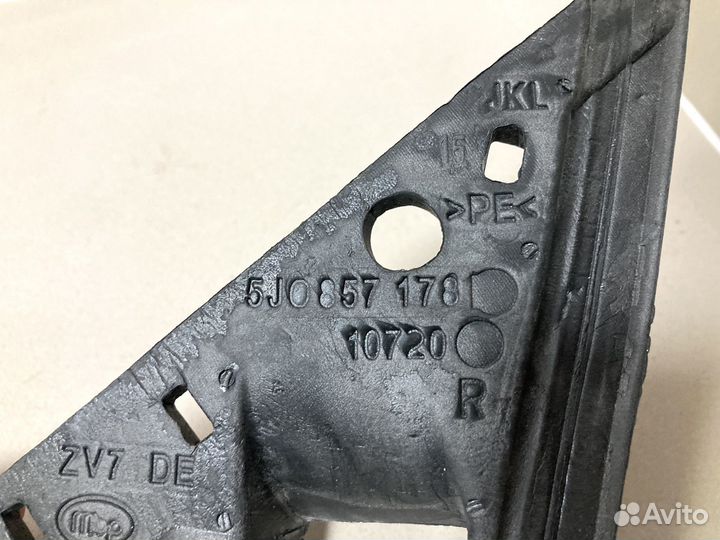 Уплотнитель правого зеркала Skoda Fabia 2010-2015