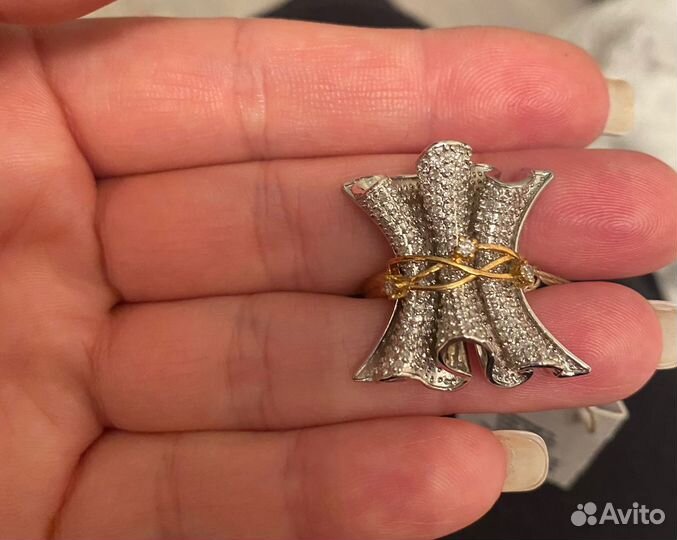 Кольцо с бриллиантом