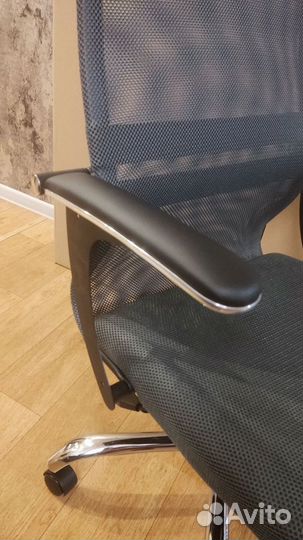 Компьютерное офисное кресло новое темно-серое