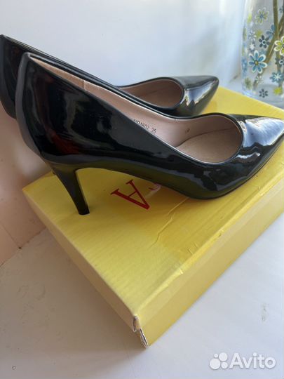 Новые лакированные лодочки 35