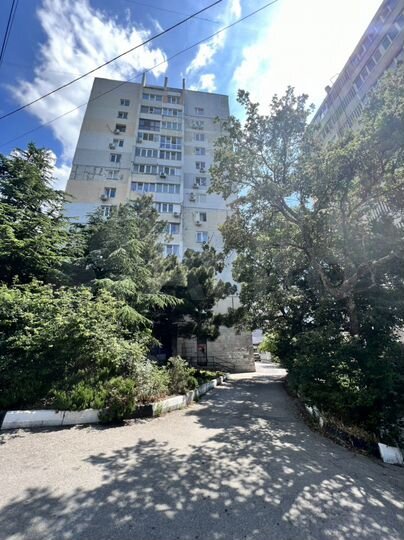 3-к. квартира, 100 м², 1/12 эт.
