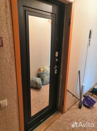 Входная дверь с зеркалом для квартиры