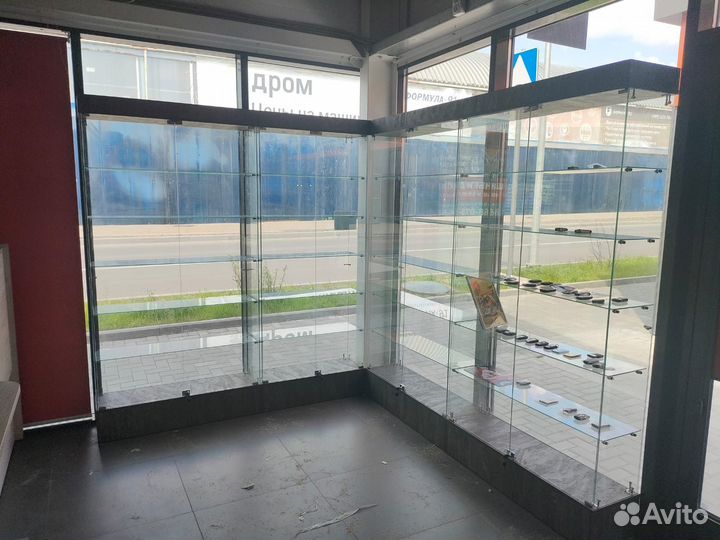 Витрины стеклянные для магазина