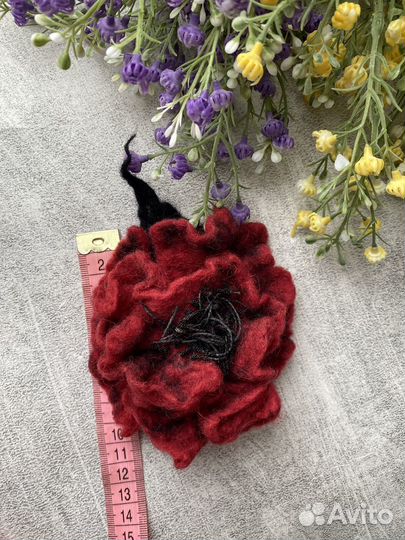 Брошь вленная из шерсти ручная работа
