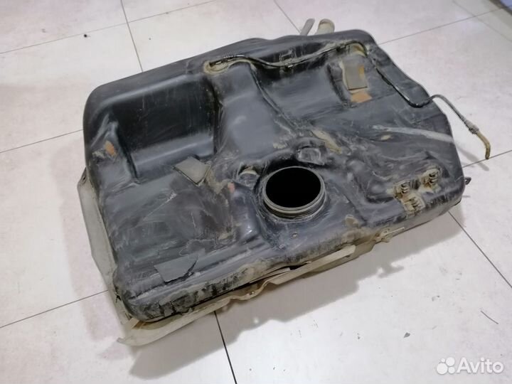 Бак топливный (бензобак) Mitsubishi Carisma 2000г