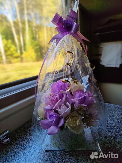 Мыльные мужчины с букетом роз