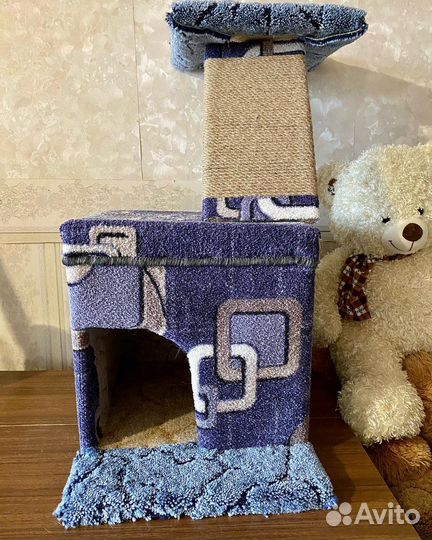 Домик для кошки из дерева и ковролина с лежаком