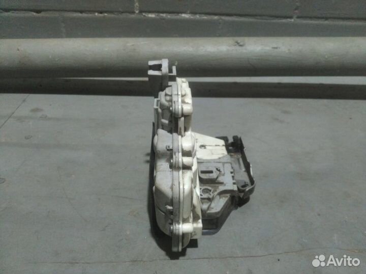 Замок боковой двери передний правый Porsche