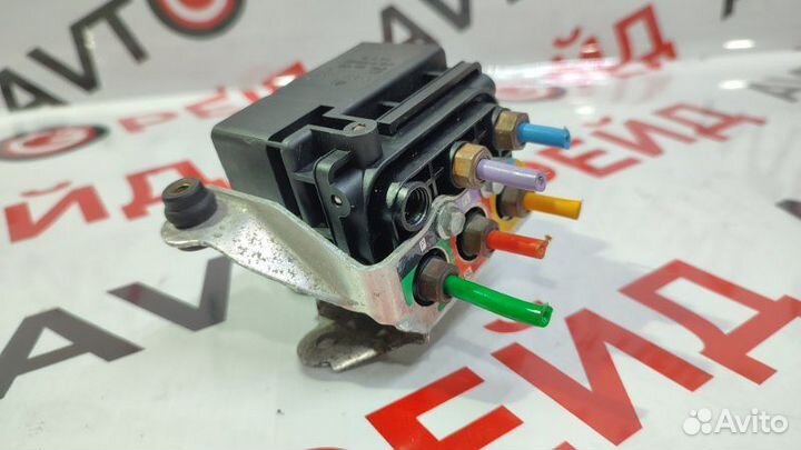 Блок клапанов пневмоподвески Volkswagen Touareg