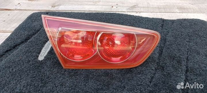 Фонарь левый в крышку багажника Лансер 10 седан