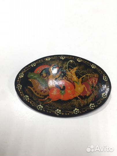 Брошь Мстера Тройка