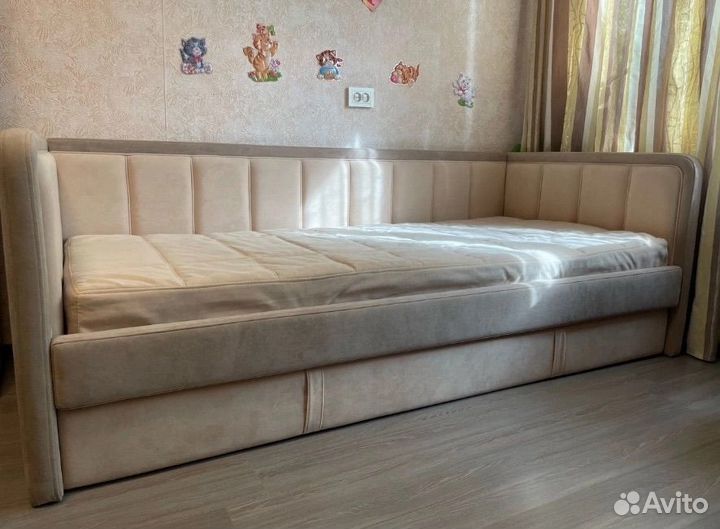 Мягкая интерьерная кровать с вертикальной стяжкой