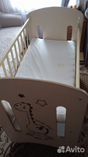 Детская кроватка и комод