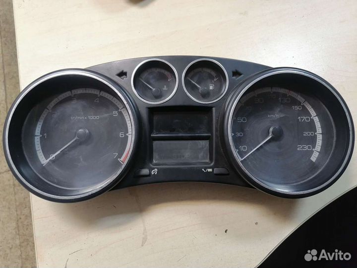 Щиток приборов Peugeot 308