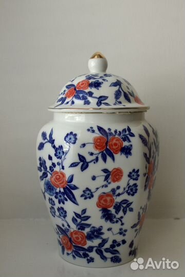 Ваза фарфоровая с красными розами