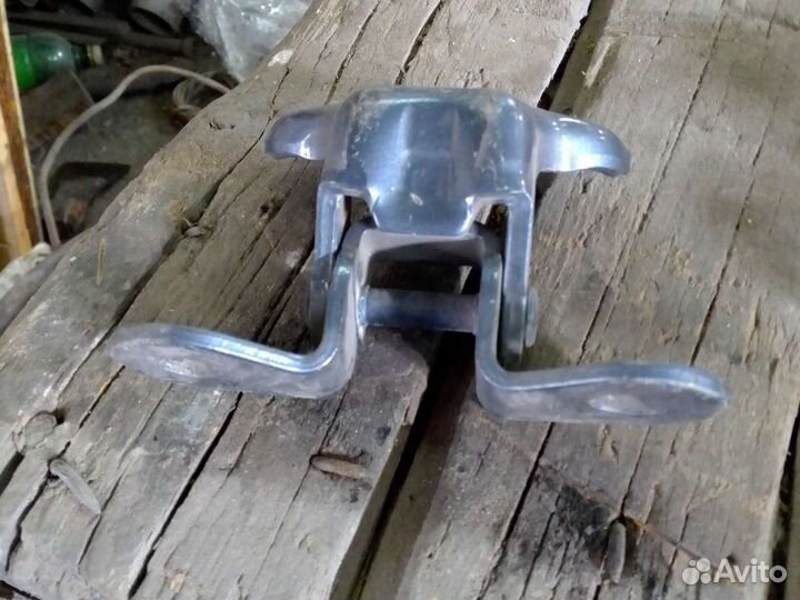 Петля двери правая Toyota IQ