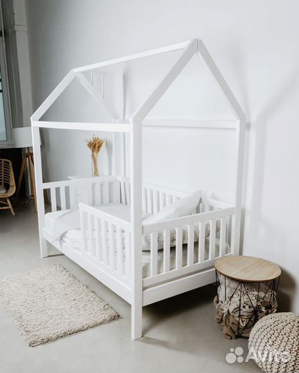 Детская кровать Домик из массива