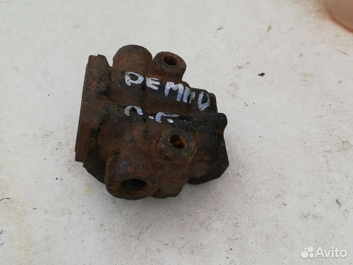 Распределитель тормозной системы Мазда Демио 1