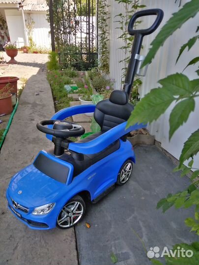 Машина каталка с ручкой