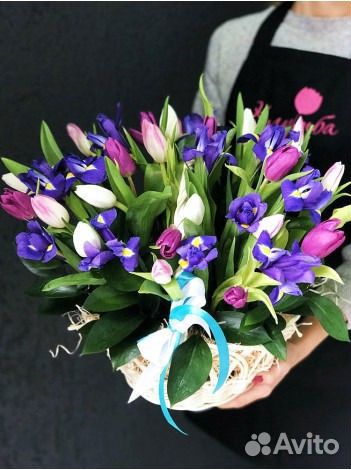 Корзина с ирисами