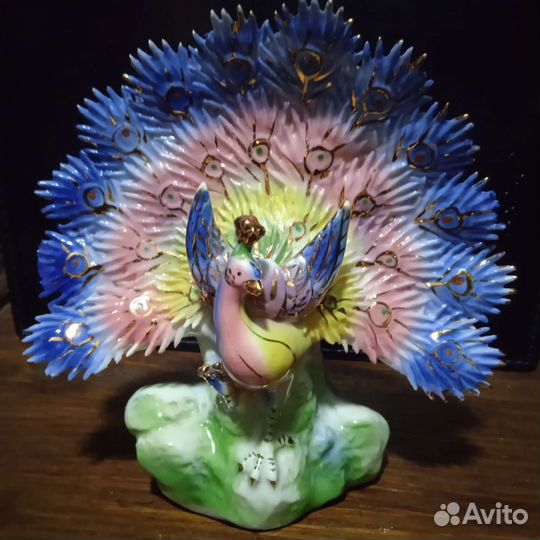 Статуэтка фарфоровая Павлин