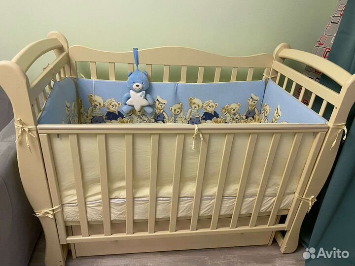 Детская кроватка с маятником и ящиком