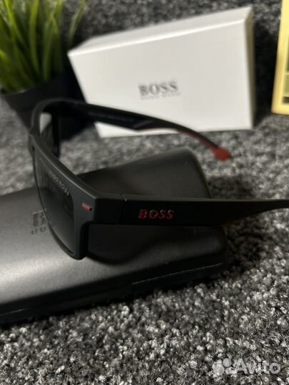 Солнцезащитные очки Hugo Boss