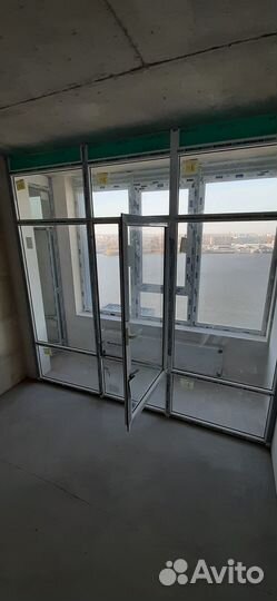 Стеклянная перегородка с окном. Дверь-перегородка