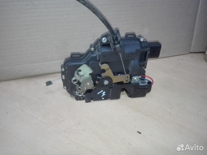 Замок двери передней левой Volkswagen Golf