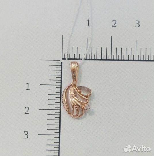 Золотая подвеска с камнем