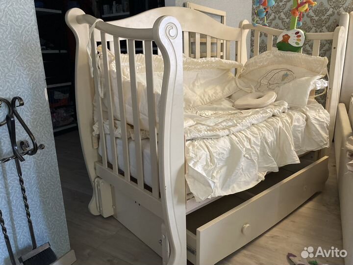 Детская кроватка с маятником