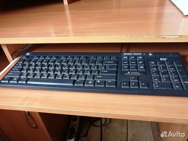 Компьютер с компьютерным столом и принтер