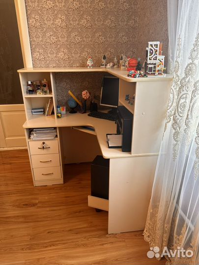 Продаю компьютерный стол в отличном состоянии