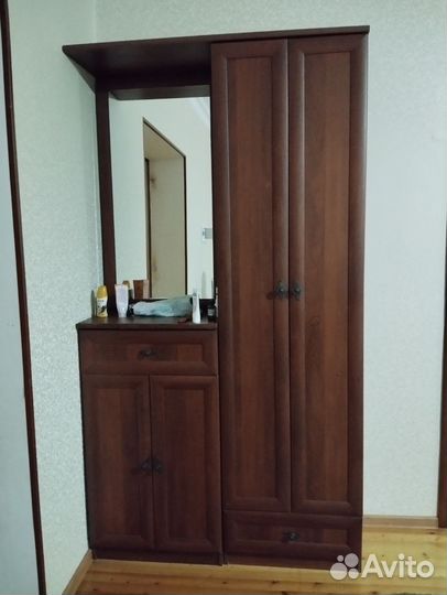 Горка, стол, диваны, ковры, кровати