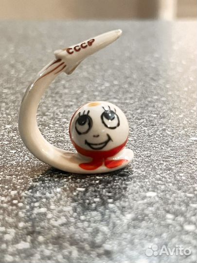 Статуэтка земля и ракета первый спутник