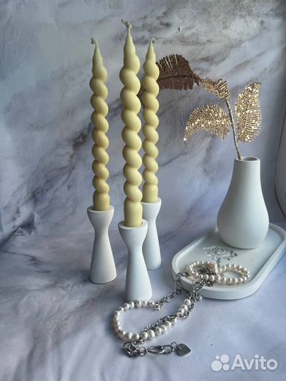 Столовые свечи из пчелиного воска с подсвечником