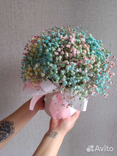 Композиция в коробке из радужной гипсофилы