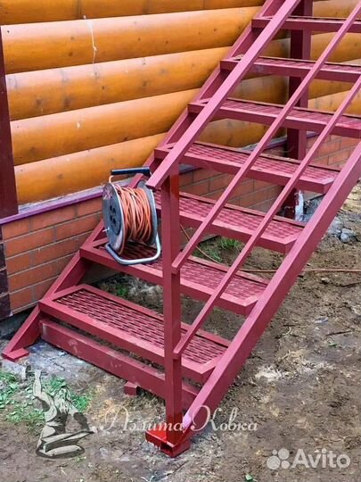 Металлическая лестница на улицу с пвл