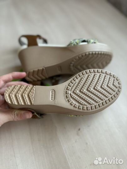 Crocs босоножки женские 35