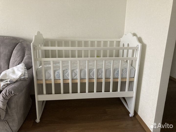 Комод, детская кроватка и матрац