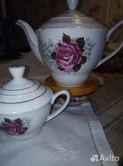 Чайник заварочный и сахарница