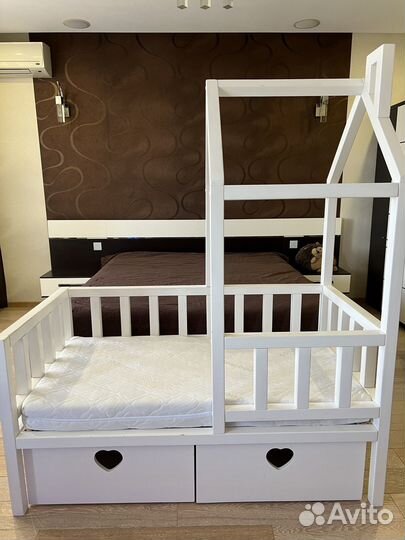 Кроватка домик с матрасом