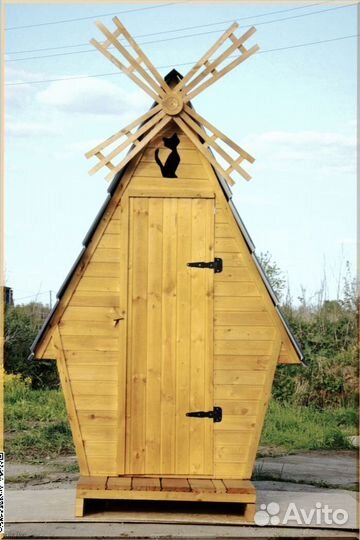 Уличный туалет с декором AVN