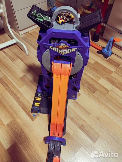 Гараж, машины и трек Hot Wheels