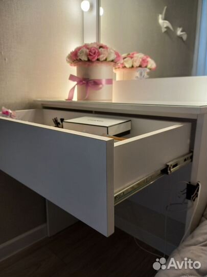 Макияжный столик с зеркалом и подсветкой