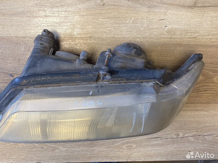 Peugeot 605 передняя левая фара