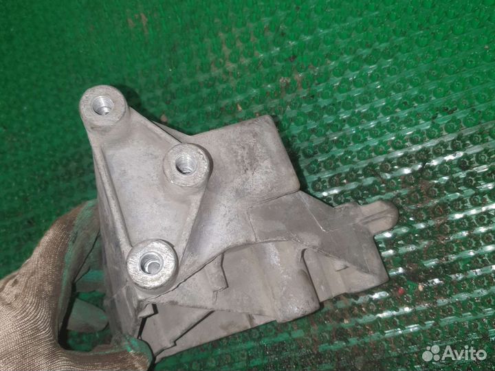 Кронштейн двигателя Опель Вектра Б x25xe правый