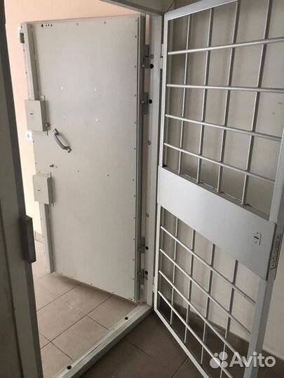 Дверь металлическая бронированная с решеткой