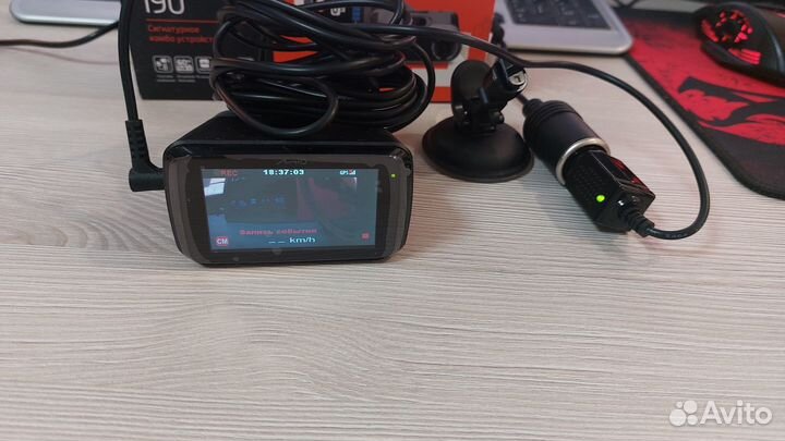 Видеорегистратор с радар-детектором mio i90